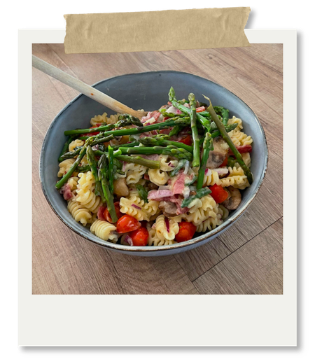 Frisk pastasalat med kylling og grøntsager